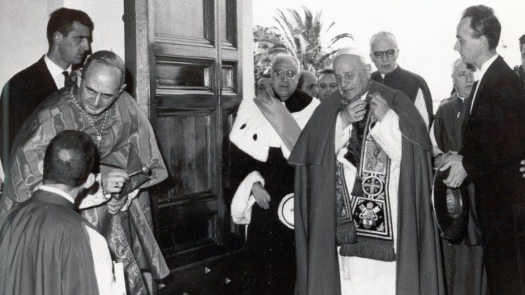 Papa Giovanni XXIII, accolto all’ingresso dal rettore dell’Università Francesco Vito e dall’allora arcivescovo di Milano, cardinale Giovanni Battista Montini, inaugura a Roma la Facoltà di Medicina e Chirurgia dell'Università Cattolica del Sacro Cuore