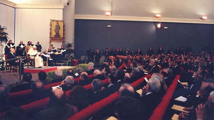 Johannes Paul II. bei der Eröffnung des Akademischen Jahrs 2000