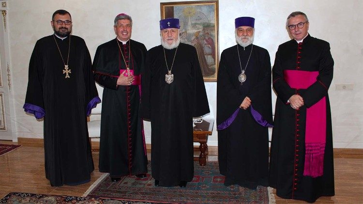 2021.11.03 Visita del Catolicós Karekin II a la Nunciatura Apostólica de Ereván