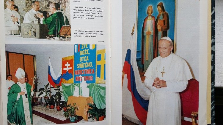 Snímka z pamätnej knihy kolégia o návšteve Jána Pavla II. 