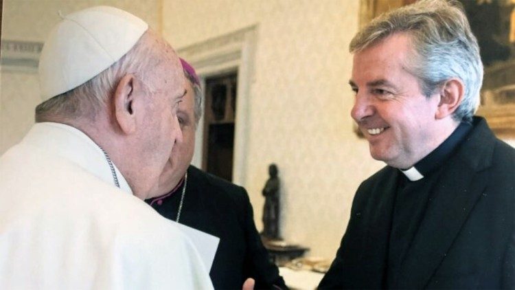 Imagen de archivo: el Papa saluda al presbítero argentino Pedro Manuel Brassesco.