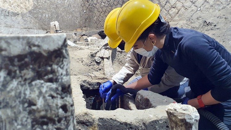 Arqueólogos trabalham no Quarto dos Escravos, em Pompeia