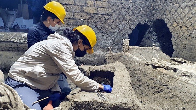 Arqueólogos trabalham no Quarto dos Escravos, em Pompeia
