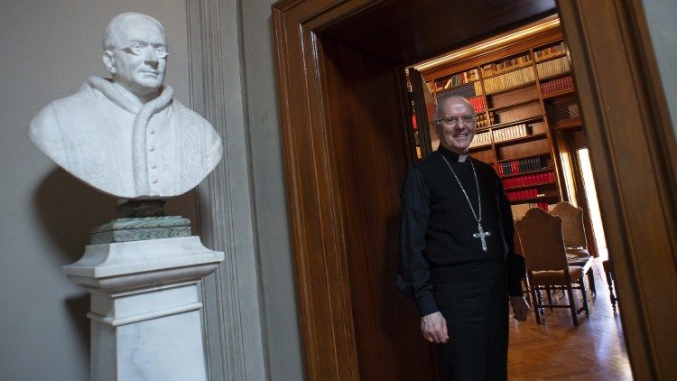 Bp Galantino: Kościół jest wiarygodny, gdy jego finanse są przejrzyste