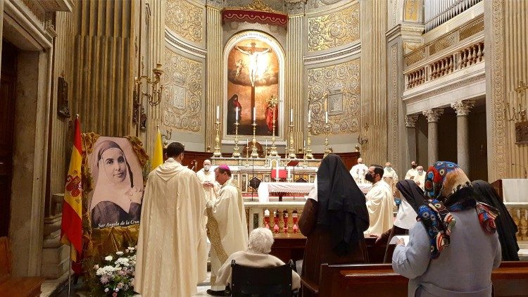 Monseñor Aurelio García Macías inciensa la imagen de Sor Ángela