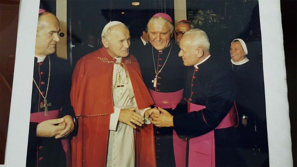 Dňa 8. novembra 1981 pápeža privítal vtedajší riaditeľ SÚSCM Mons. Dominik Hrušovský