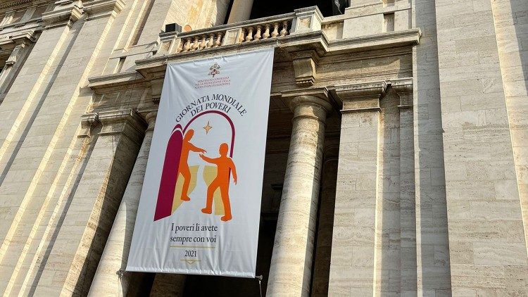 Il logo e il motto della Giornata Mondiale dei poveri sulla facciata di Santa Maria degli Angeli