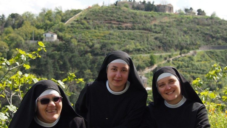 Sor María Lucía Solera y dos de las hermanas del Monasterio