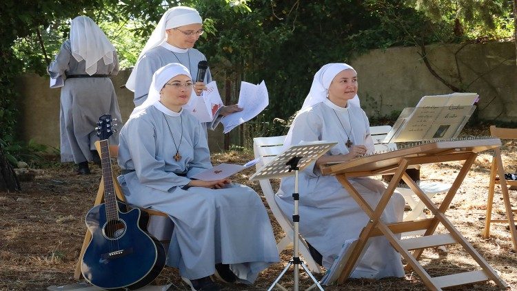 Las monjas de San Agustín durante un momento de oración