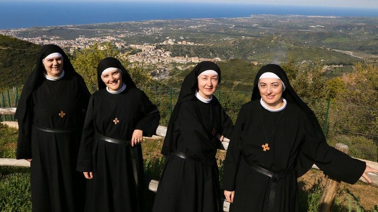 Irmã Maria Lucia Solera e algumas irmãs