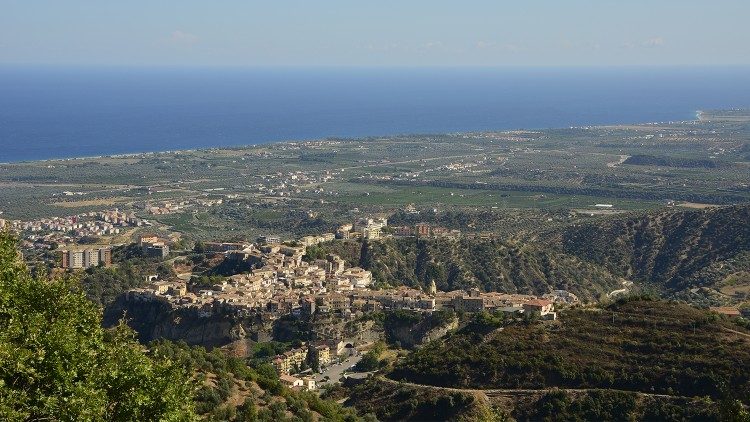 Una vista desde el Monasterio entre el mar Jónico y los montes de la Sila