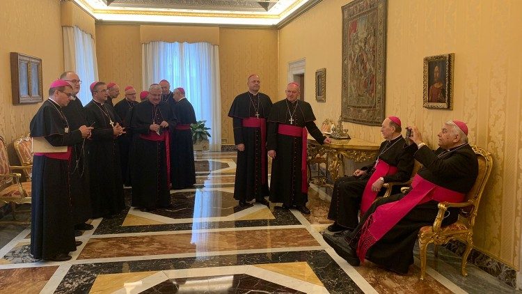Čeští a moravští biskupové čekají na setkání s papežem Františkem 