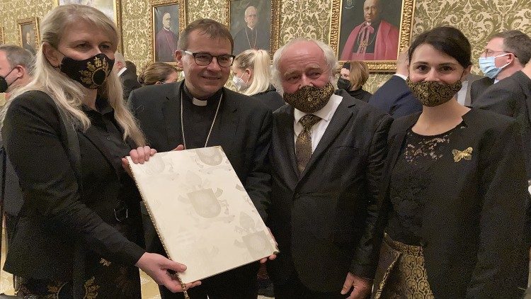 Biskup Holub s tvůrci českého brokátu, utkaného pro desky skrývající dětské kresby pro papeže. Foro Petr Vacík - Vatican News