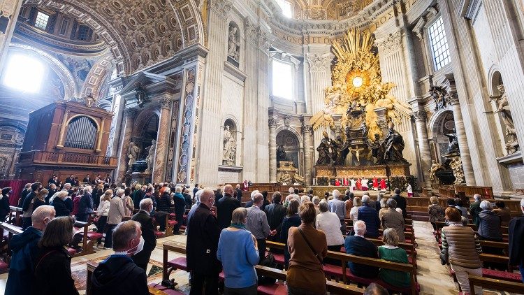 L'apertura del Festival di Musica e Arte Sacra con la celebrazione eucaristica in latino all'Altare della Cattedra