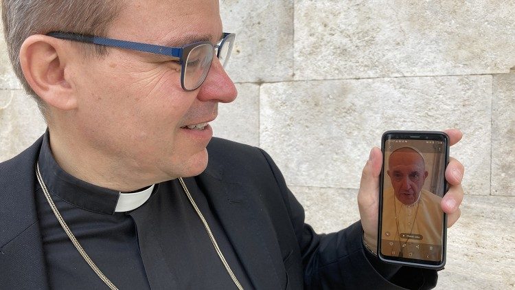 Biskup Holub odváží dětem video s papežovou odpovědí na svém mobilu
