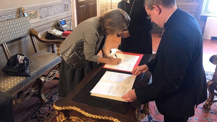 L'ambassadrice de France près le Saint-Siège, Élisabeth Beton-Delègue, signant le renouvellement de la convention visant à proposer des cours de français au personnel du Vatican, le 15 novembre 2021. 