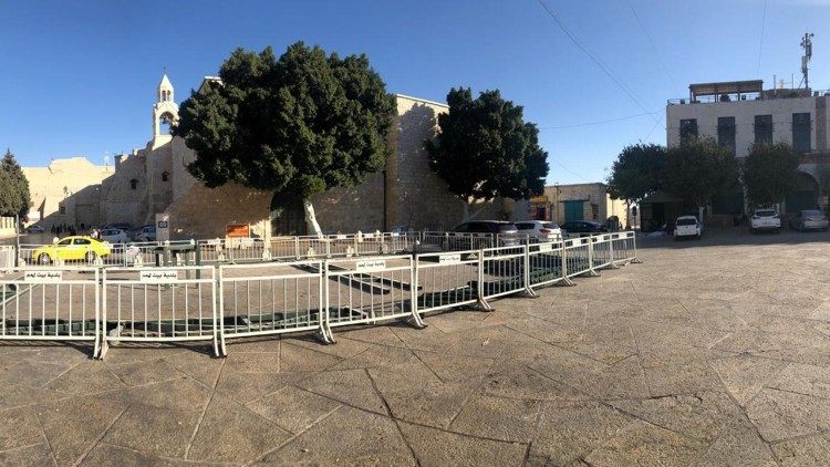 Betlemme, la Piazza della Natività. A destra, il portico con il negozio del fratelli Giacaman