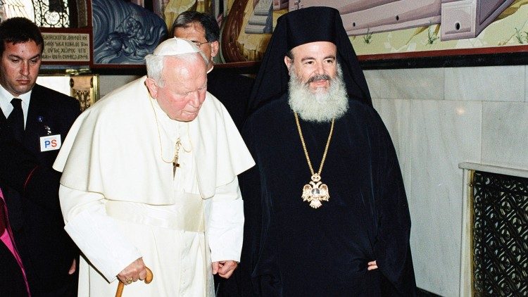 João Paulo II e Sua Beatitude Christódoulos (maio 2001)