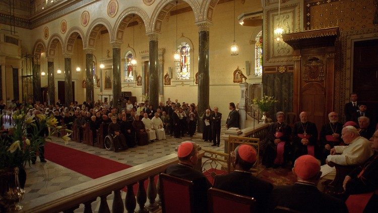 Momento da Viagem Apostólica de João Paulo II à Grécia (maio 2001(
