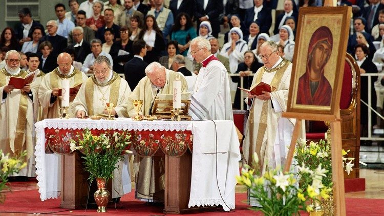 Papst Johannes Paul II. bei einer Messfeier 2001 in Athen