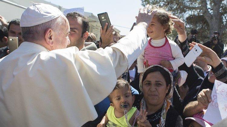 教宗方濟各2016年探望萊斯沃斯島的難民