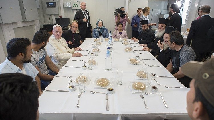 Pape?evo sre?anje z begunci na Lezbosu 16. aprila 2016.
