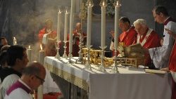03716_08.05-06-2010-Santa-Messa-Chiesa-Holy-Cross-_.jpg