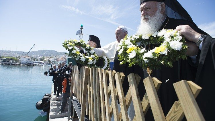 Le Pape, Bartholomée et Hiéronimos jetant des couronnes de fleurs à la mer en hommage aux victimes des migrations - mai 2016
