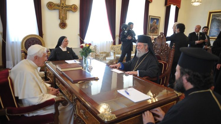 Papst Benedikt XVI. trifft Erzbischof Chrysostomos II. bei seiner Apostolischen Reise nach Zypern im Juni 2010