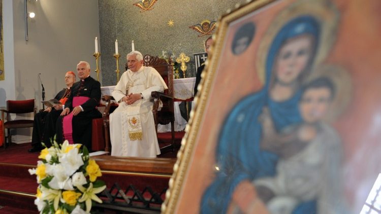 Momento da Viagem Apostólica de Bento XVI a Chipre, em junho de 2010