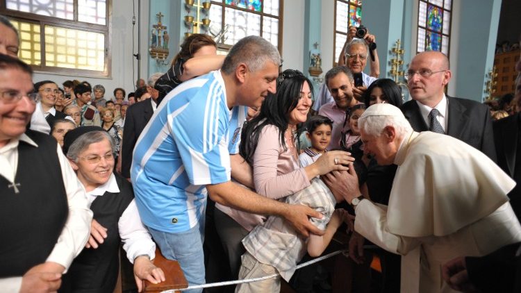 Le Pape Benoît XVI rencontre les fidèles dans la cathédrale maronite de Nicosie, le 12 juin 2010.