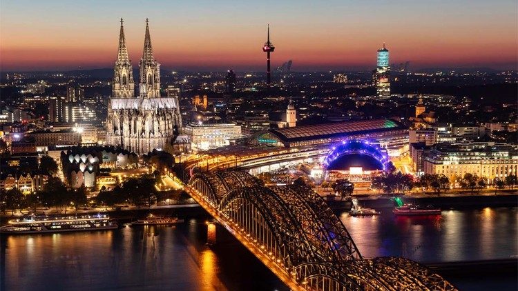 Die Kölner Innenstadt, noch mit nächtlicher Beleuchtung