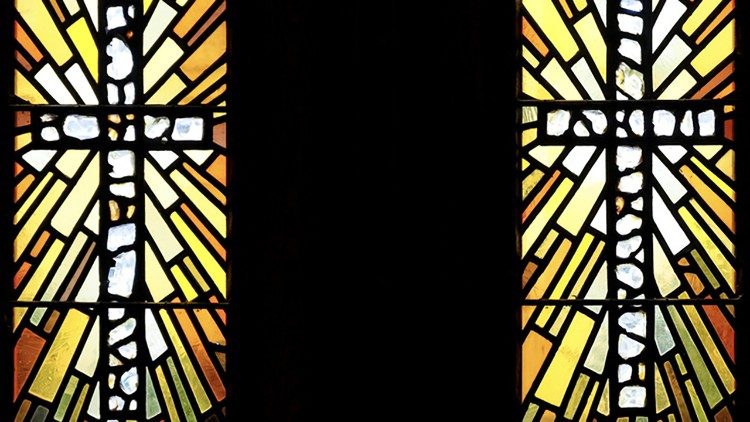 Kirchenfenster mit Kreuz-Symbol