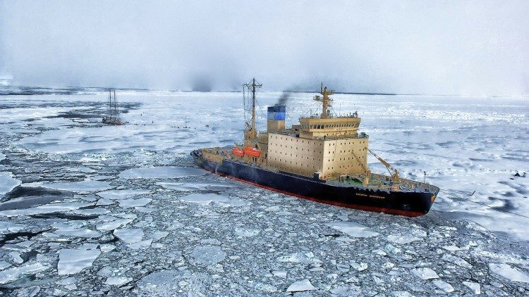 Una nave tra i ghiacci dell'Antartide