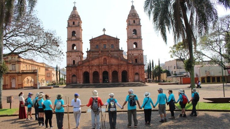 Após percorrer o Caminho das Missões, grupo de peregrinos faz uma oração diante da  Catedral de Santo Ângelo (Foto: José Roberto de Oliveira)
