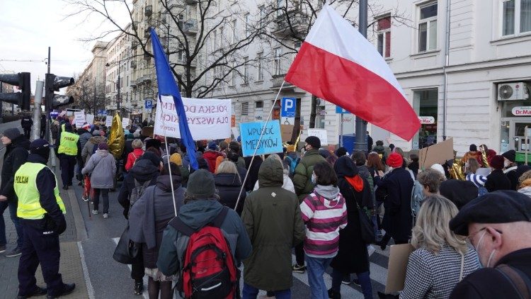 Varsavia, altre immagini della manifestazione di solidarietà con i profughi al confine con la Belarus