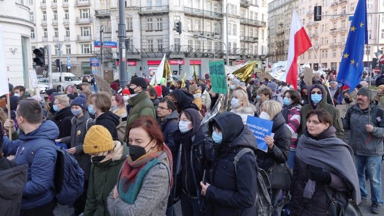 Varsavia, la marcia di solidarietà con i migranti al confine