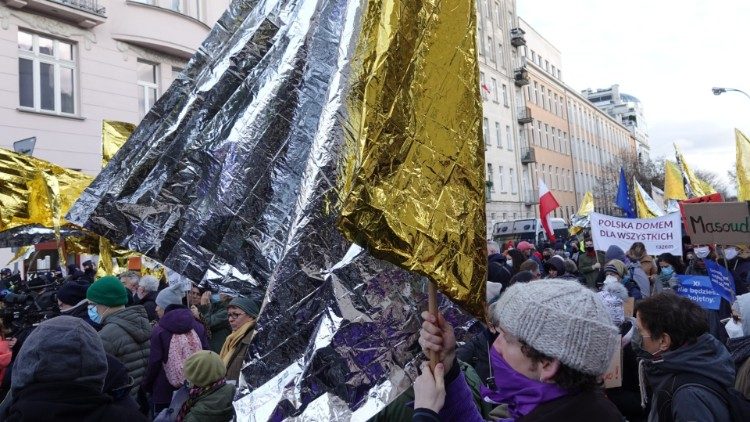 Ancora un immagine della marcia di solidarietà con i profughi, sabato pomeriggio nel centro di Varsavia