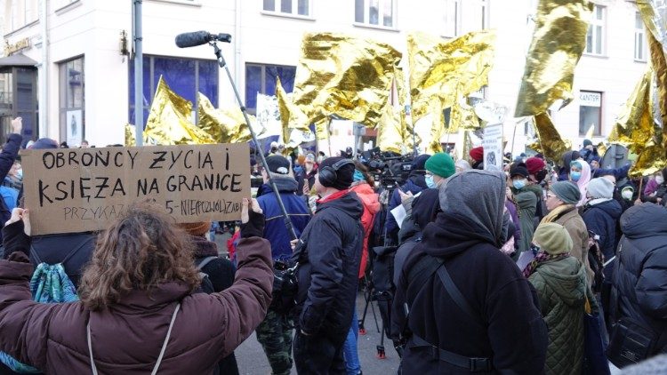 Varsavia, altre immagini della manifestazione di solidarietà con i profughi al confine con la Belarus