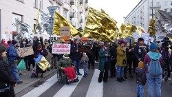 Polonia-Varsavia-marcia-di-solidarietA-con-i-migranti-respinti-alla-frontiera-con-la-Bielo8.jpg