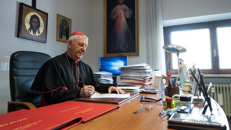 Congregazione per l'Educazione Cattolica - il cardinale Versaldi alla sua scrivania