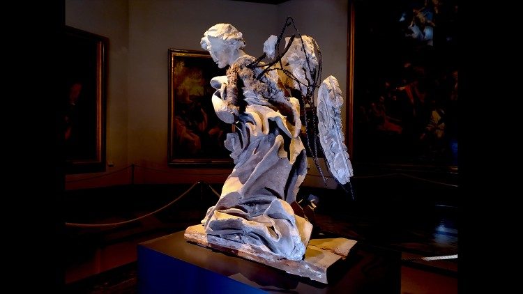 L'angelo inginocchiato esposto nella Pinacoteca Vaticana