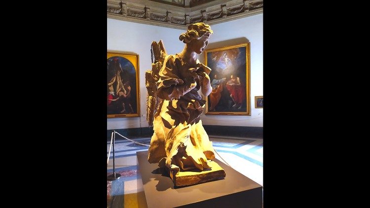 L'angelo inginocchiato esposto nella Pinacoteca Vaticana