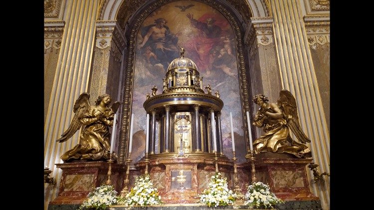 L'altare della Basilica del Santissimo Sacramento nella Basilica Vaticana 