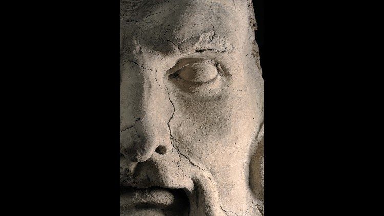 Il volto di San Giovanni Crisostomo con le impronte di Bernini e i segni di lavorazione rimasti impressi sulla terra cruda