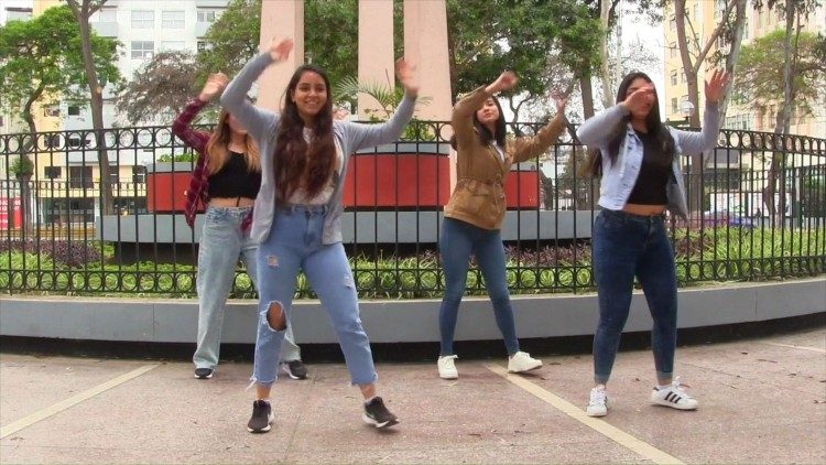 Jóvenes bailando para el challenge de coreografías de la JMJ 2021.