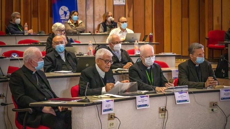 Bispos do Celam durante a I Assembleia Eclesial da América Latina e do Caribe, realizada de 21 a 28 de novembro
