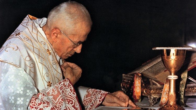 San Juan Pablo II dijo de Alberione: humilde, silencioso, incansable, siempre alerta, ensimismado en sus pensamientos, que van de la oración a la acción,.