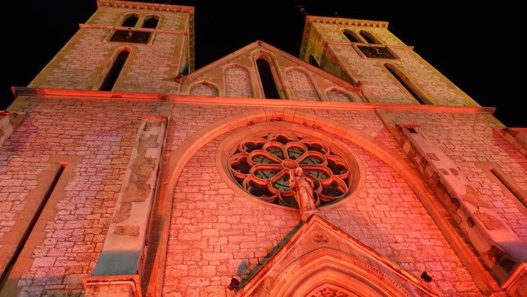 Katedrala u Sarajevo osvijetljena je crvenom bojom kao izraz solidarnosti s progonjenim kršćanima/ Foto: KTA
