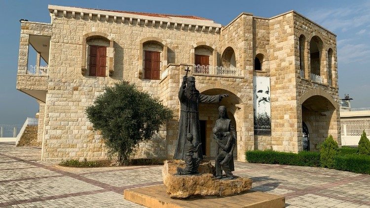 Capilla y estatua del padre Jacques Haddad fundador de los franciscanos de la Cruz del Líbano